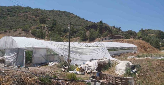 Kumluca’da aniden başlayan hortum seralara zarar verdi