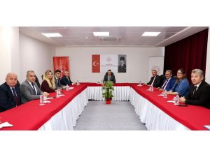 Vali Toros, Aile ve Sosyal Hizmetler İl Müdürlüğünde değerlendirme toplantısı yaptı