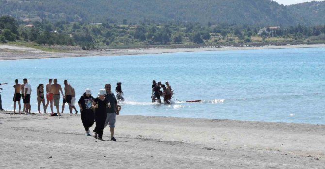 Salda Gölü’nde can pazarı: Genç kız ölümle burun buruna geldi