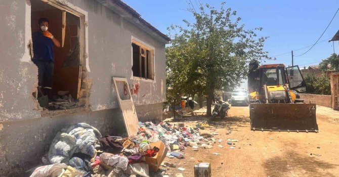 Sokaklarda topladığı çöpleri 7 yıldır evinde biriktiren zihinsel engelli kadının çöp evinde temizlik çalışması başladı