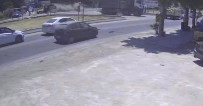 Havada metrelerce uçan otomobil 2 araca çarparak durabildi: O anlar kamerada