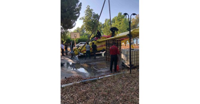 Göle düşen uçağın enkazının çıkartılma görüntüleri paylaşıldı