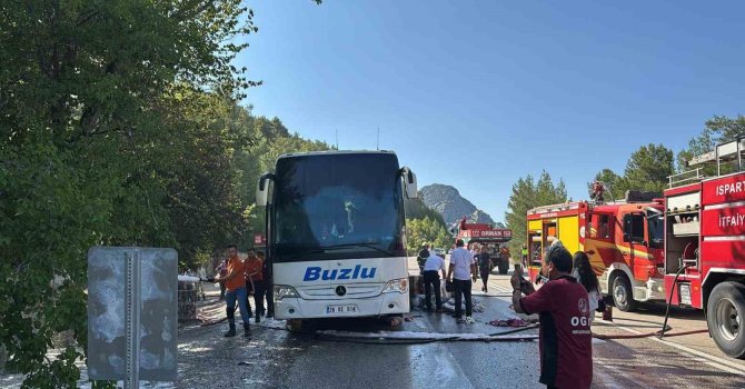 Seyir halindeki yolcu otobüsü alev topuna döndü
