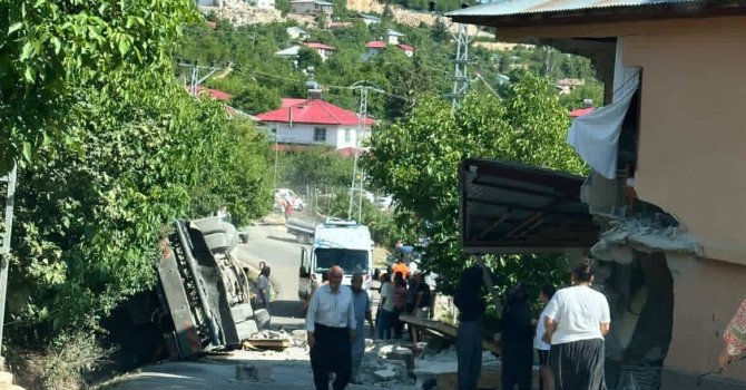 Kamyon eve çarpıp devrildi sürücü hayatını kaybetti