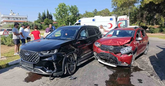 Antalya’da iki otomobil çarpıştı: 7 yaralı