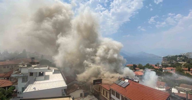 Antalya Kaleiçi’ndeki yangın