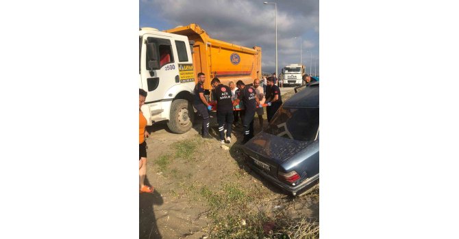 Park halindeki araca çarpıp kum tepesine saplandı