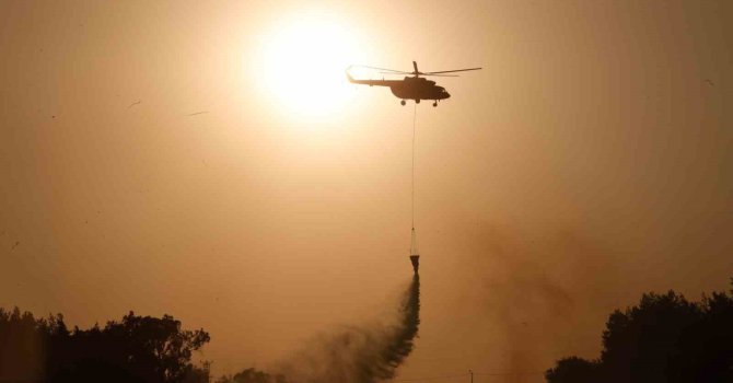 Antalya’da iki noktada çıkan yangında alevlerle burun buruna geldiler