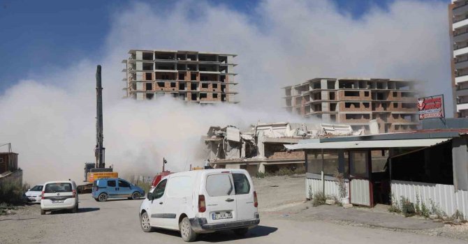 Deprem etkisi oluşturan 13 katlı bina yerle bir olma anı kamerada