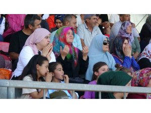 Eşler, çocuklar sahada kadınlar tribünde