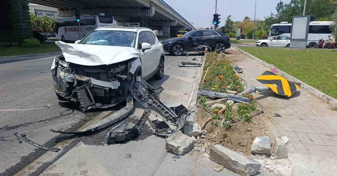 Hurdaya dönen lüks araçlardan burunları bile kanamadan çıktılar