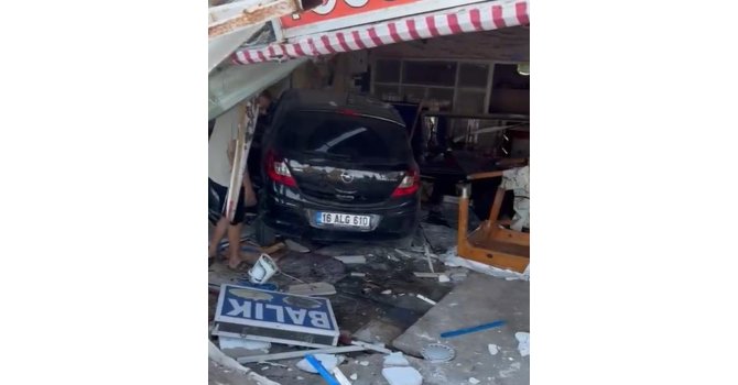 Otomobil, lokantaya girdi: 5 kişi hastanelik oldu