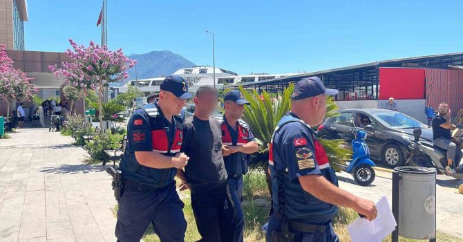 Birlikte yaşadığı eski eşini bıçakla yaraladı