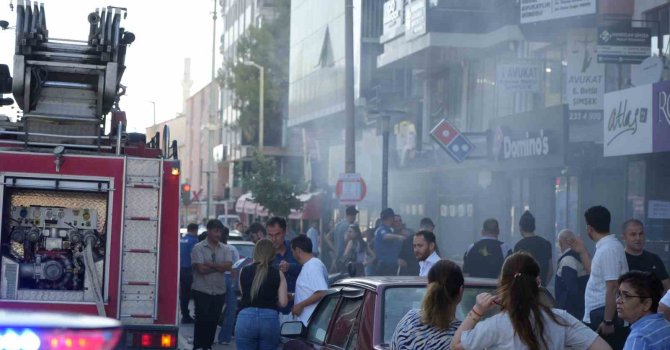 Apartman boşluğundaki çöp yangını restoranı dumana boğdu
