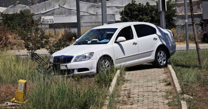 Refüje çıkan otomobildeki 3 kişi yaralandı