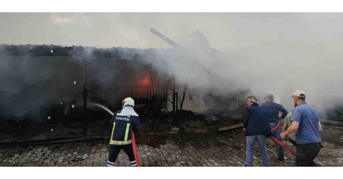 Depoda çıkan yangın itfaiye ve köylüler tarafından söndürüldü