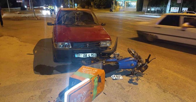 Otomobil motosiklete çarptı, o anlar kamerada