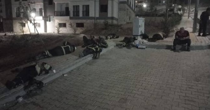 Saatler süren yangında yorgun düşen ‘Yangın Savaşçıları’ yerde uyuyarak dinlendiler