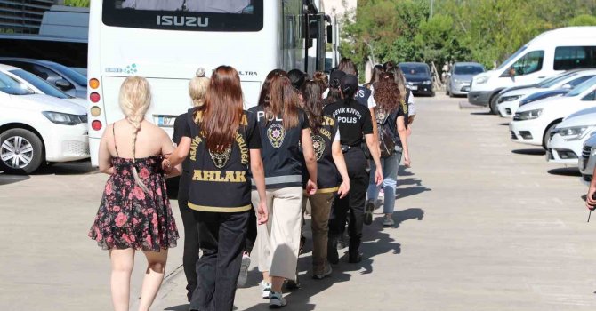 Fuhuş bahanesiyle çağırdıkları kişileri gasp ettiler