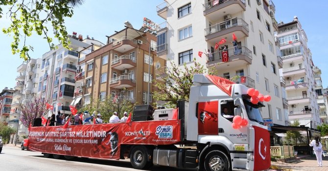 Konyaaltı’nda 23 Nisan coşkusu balkonlara taştı