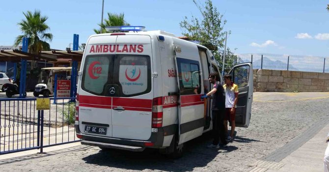 Tekne turunda yaralanan turistin yardımına deniz polisi yetişti