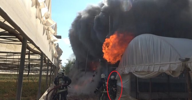 Mobilya atölyesi yangınında faciadan dönüldü: Duvar çöktü, itfaiye erleri son anda kurtuldu