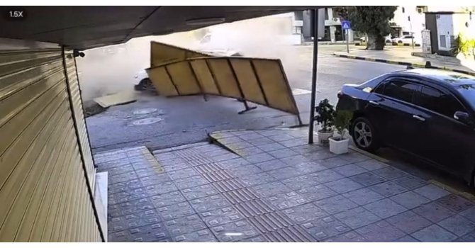 Otomobille çarpışan cip önüne ne geldiyse yıktı