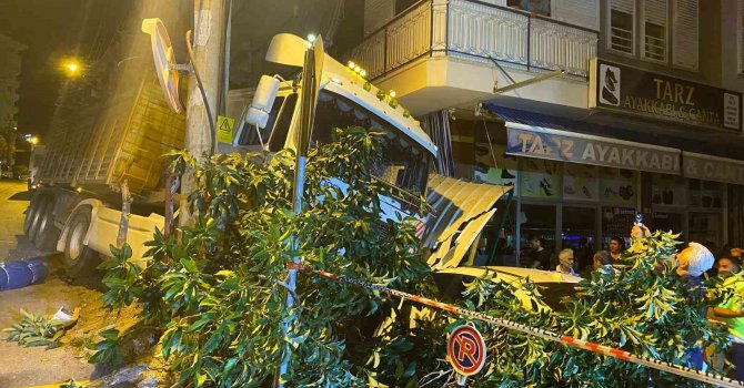 Freni boşalan tır park halindeki 2 otomobile çarparak durabildi