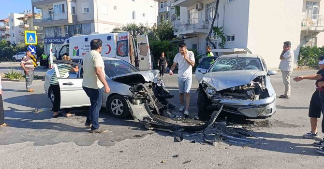 Antalya’da kavşakta otomobiller çarpıştı: 3 yaralı