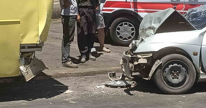 Otomobil otobüse çarptı: 2 yaralı