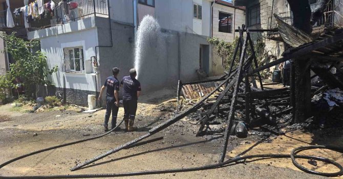 Çardak yangını mahalleliyi korkuttu