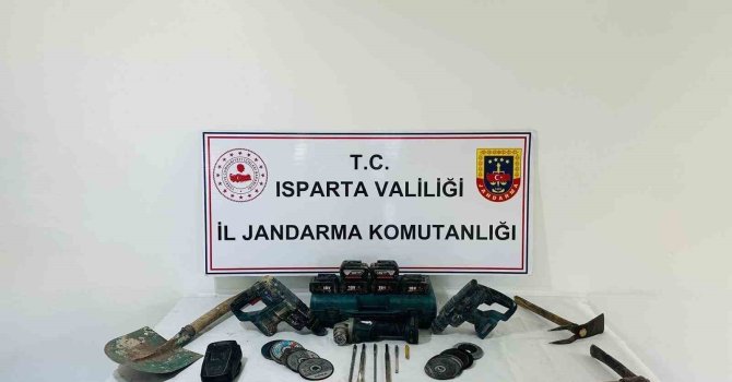 Isparta’da izinsiz kazıya jandarma baskını: 4 kişi suçüstü yakalandı