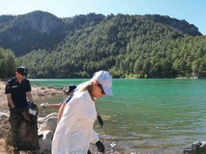 Kamu görevlileri, orman yangınına karşı atık topladı