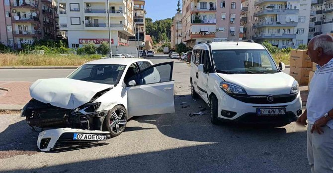 Manavgat’ta otomobil ile hafif ticari araç çarpıştı: 1 yaralı