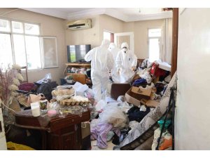 Mersin’de çöp ev üçüncü kez temizlendi, 6 ton çöp çıktı