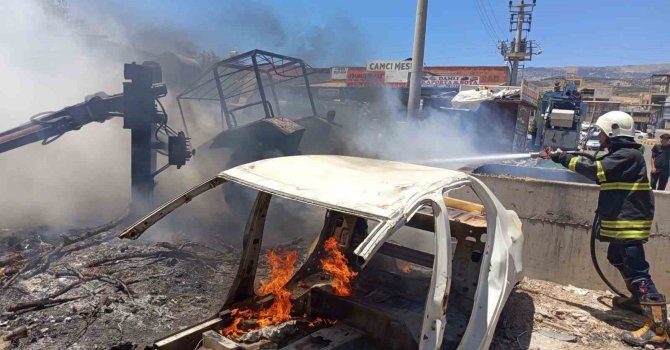 Sanayide çıkan yangında otomobil ve traktör alevlere teslim oldu