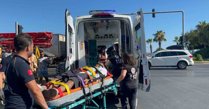 İki otomobil çarpıştı, sıkışan sürücüyü itfaiye ekipleri kurtardı