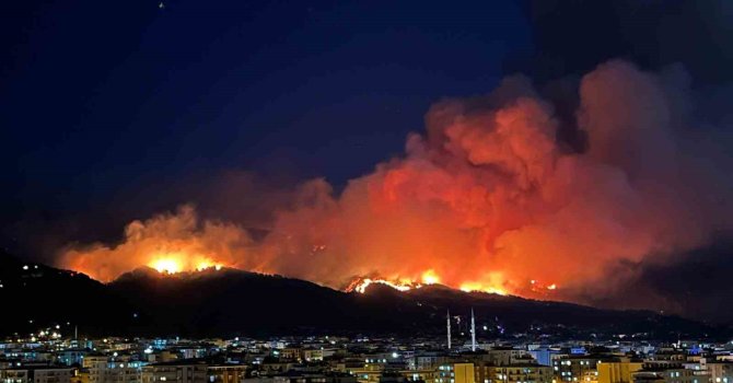 Hatay’daki orman yangınında alevler gökyüzünü aydınlattı