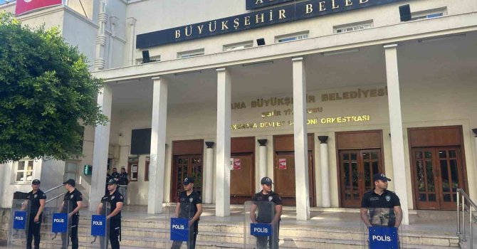 Adana Büyükşehir Belediye Başkanı Karalar gözaltına alındı, belediyede arama başlatıldı