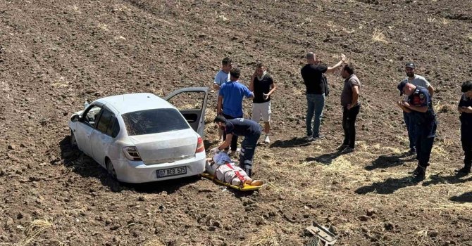 Osmaniye’de direksiyon hakimiyetini kaybeden sürücü tarlaya uçtu
