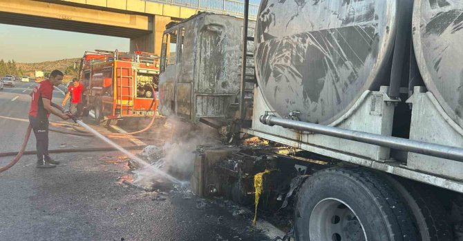 Seyir halindeyken alev alan süt tankeri kullanılamaz hale geldi