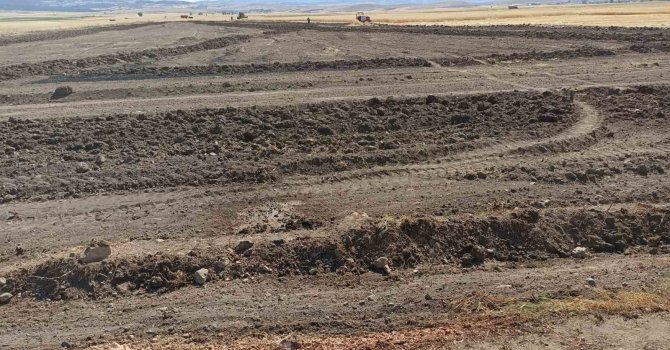 Burdur’da çıkan arazi yangını köylülerin imece usulü çalışmasıyla söndürüldü