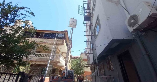 Binanın dışında bulunan asansörde mahsur kalan yaşlı kadını itfaiye kurtardı