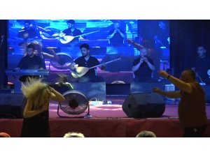 Antalya’daki festivalde sahnede ilginç an: Dron sanatçının kafasına çarptı