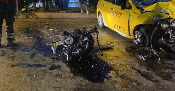 Ticari taksi refüje çarptı, motoru yerinden fırladı