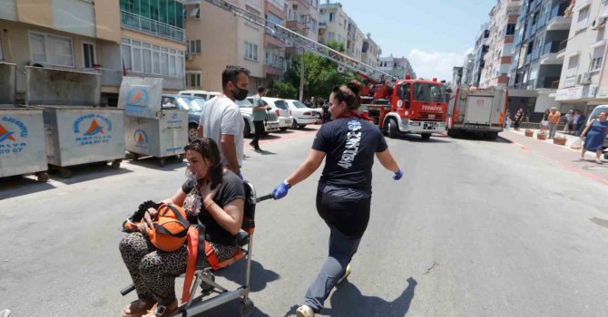 Antalya’da apartmanda çıkan yangında 7’si çocuk 10 kişi dumandan etkilendi