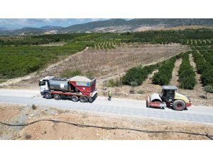 Akdeniz’de kırsal mahallelere yol desteği sürüyor