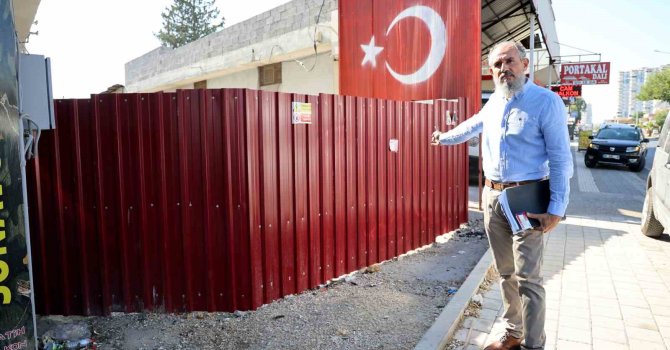 "Tapulu arazim" dedi, sokağın girişini kapattı