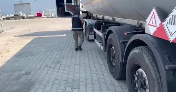 Akaryakıt tankerinden binlerce paket kaçak sigara çıktı