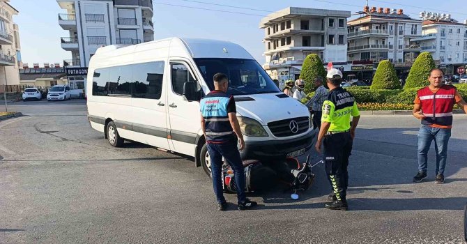 Minibüsün altında kalmaktan kıl payı kurtuldu